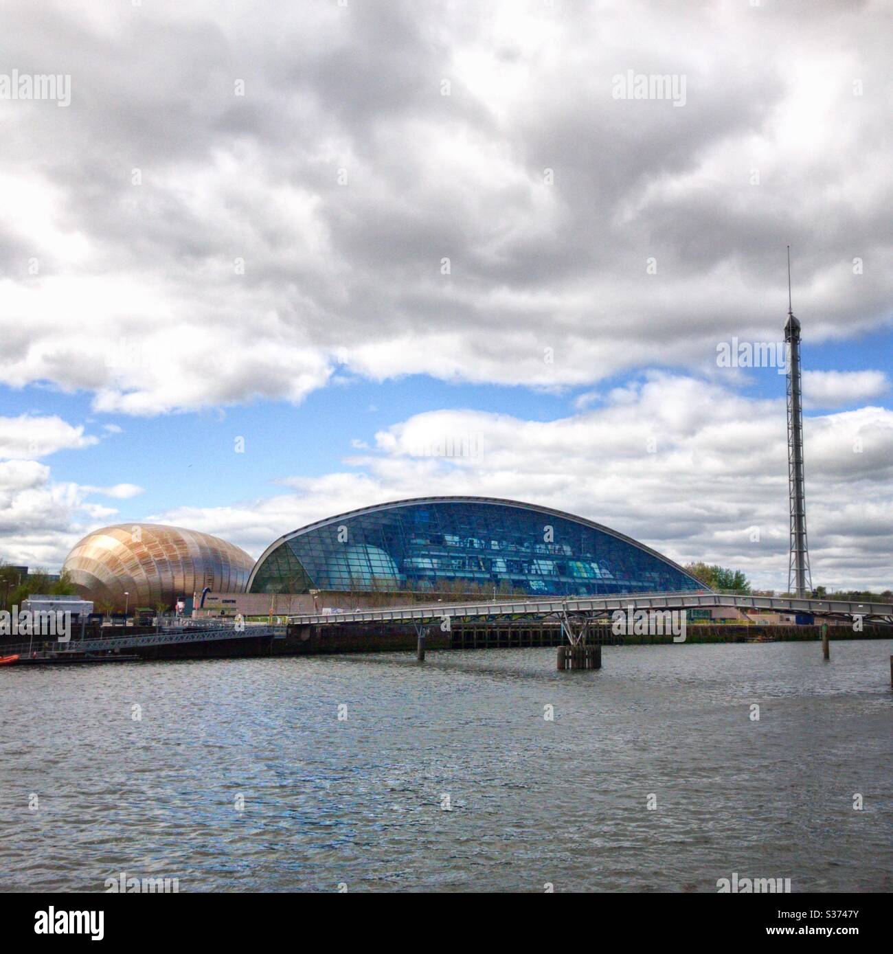 Centre scientifique de Glasgow et Glasgow Tower sur la rivière Clyde. Banque D'Images