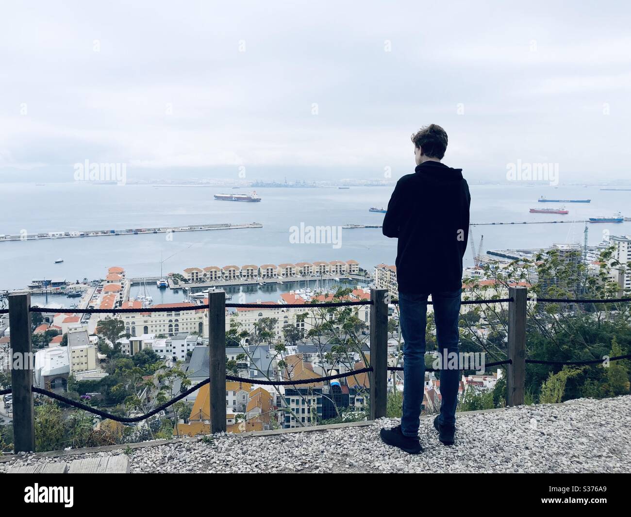 Adolescent qui regarde la baie de Gibraltar du point de vue Banque D'Images