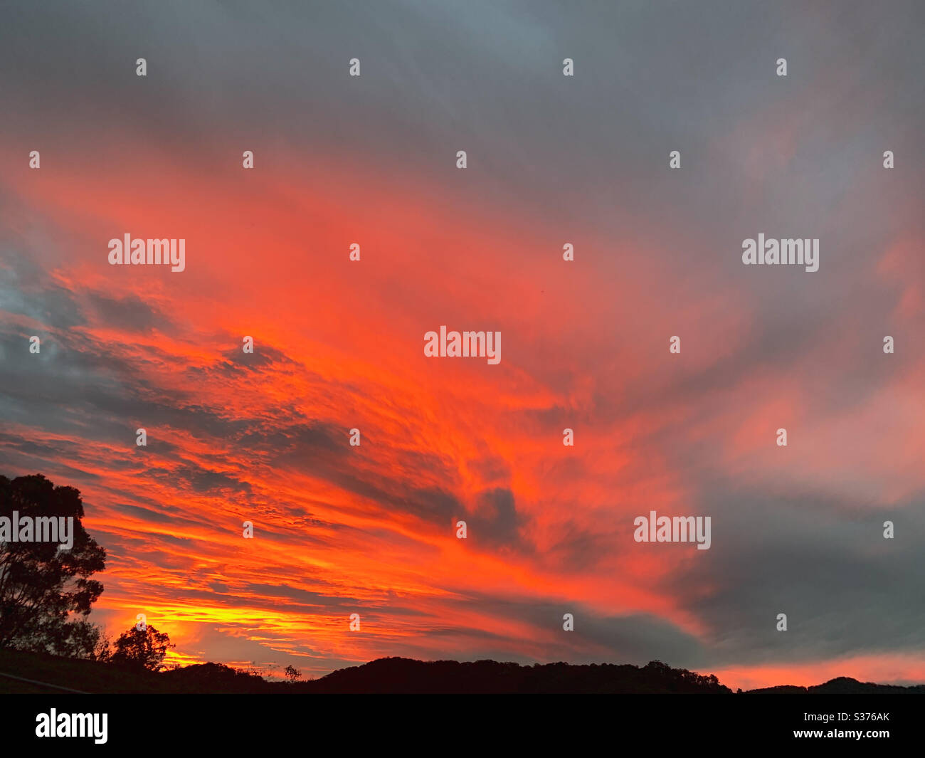 Coucher de soleil spectaculaire lors d'une soirée d'hiver australienne qui ressemble au ciel en feu, mère nature est à son meilleur spectacle Banque D'Images