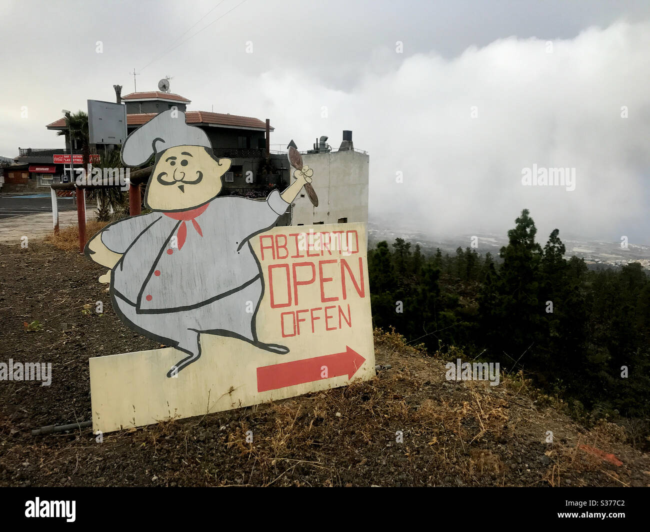 Signature du chef au restaurant ouvert de publicité en bord de route en 3 langues. Tenerife Iles Canaries Espagne - Image de stock capturée avec un smartphone