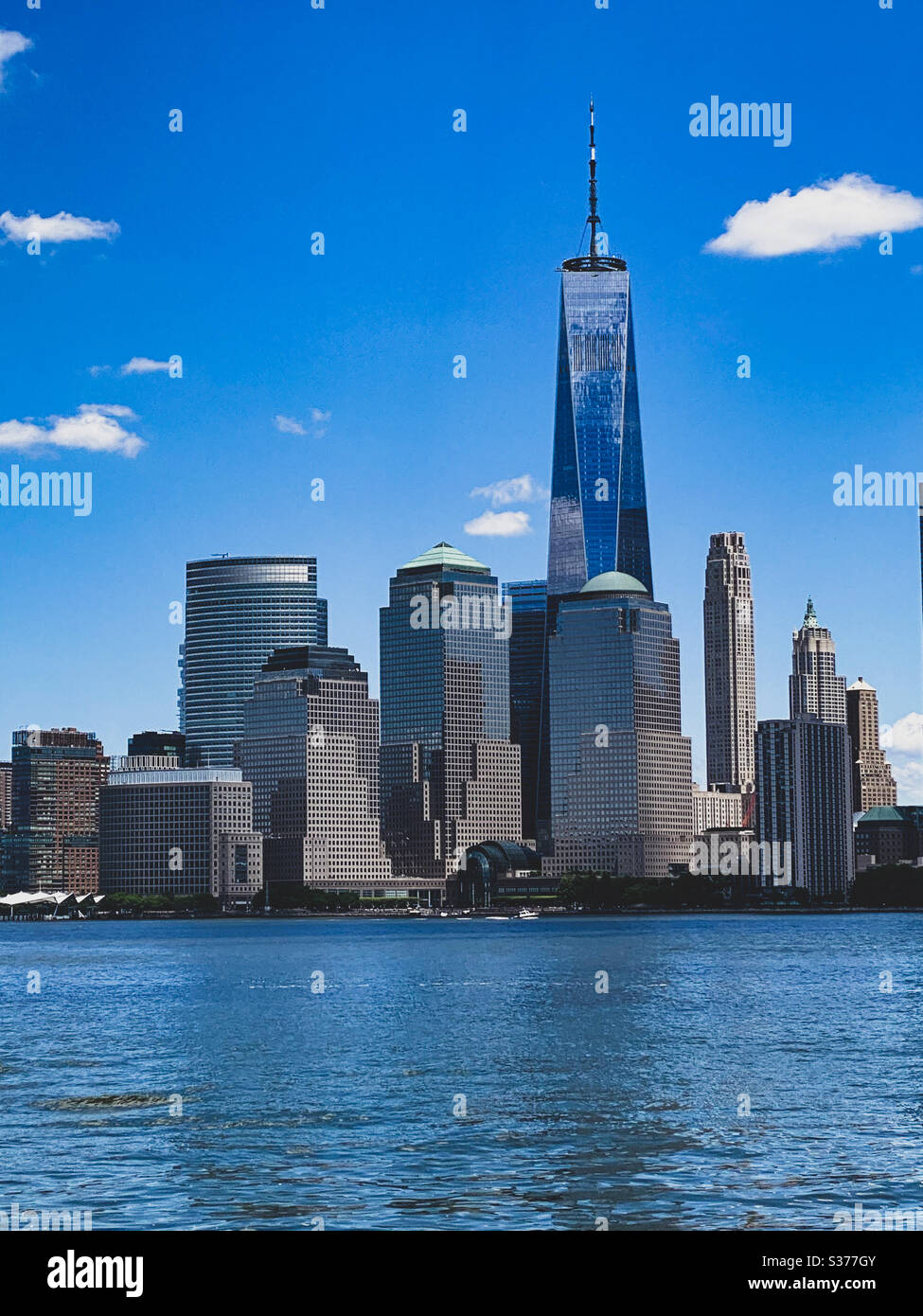 New York City, NY-June 14,2020 : une vue sur la ligne d'horizon du bas de Manhattan. - Image de stock capturée avec un smartphone