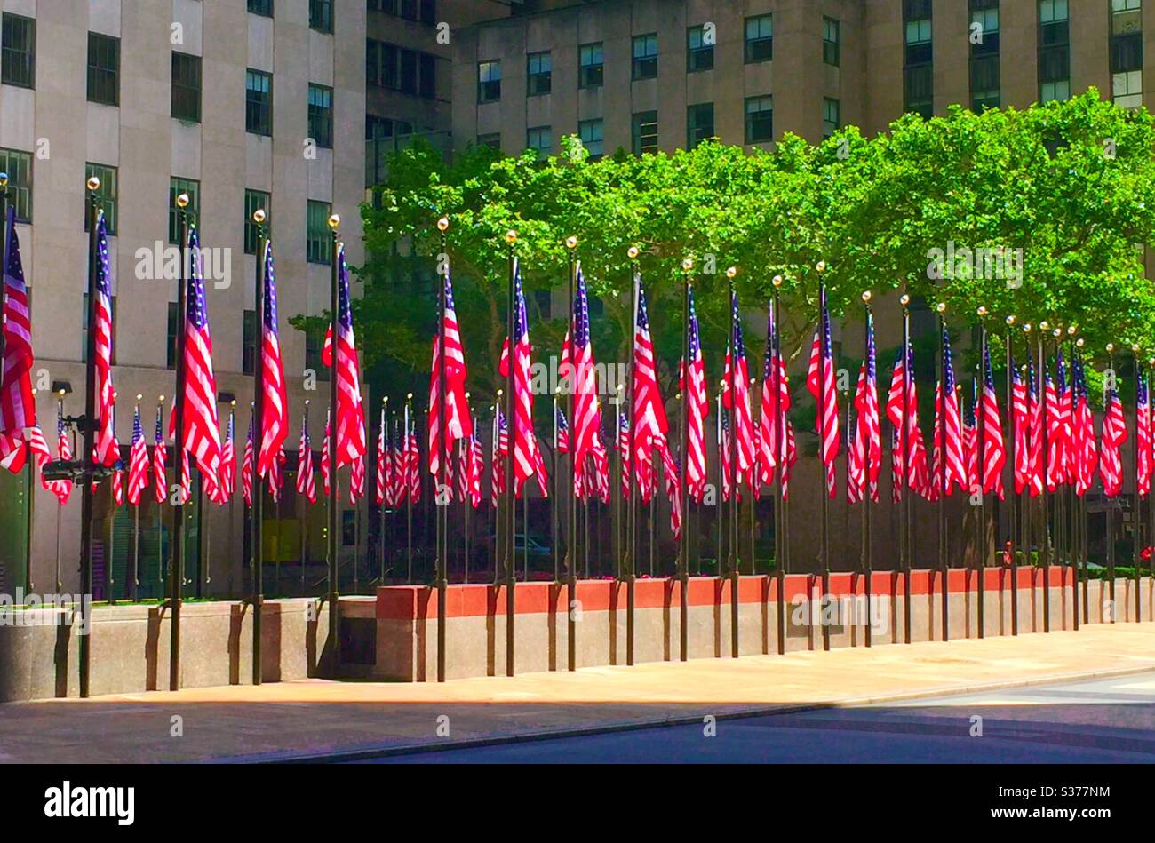 Pour le jour du drapeau, le 14 juin, Rockefeller Center plaza affiche des drapeaux américains, New York City, USA - Image de stock capturée avec un smartphone