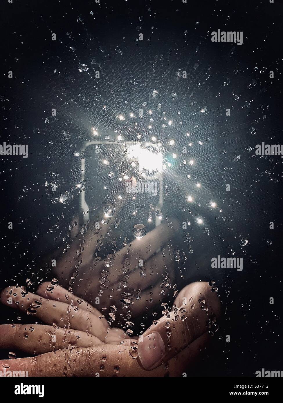Tenir le miroir sous la pluie avec le téléphone sur le flash Photo Stock -  Alamy