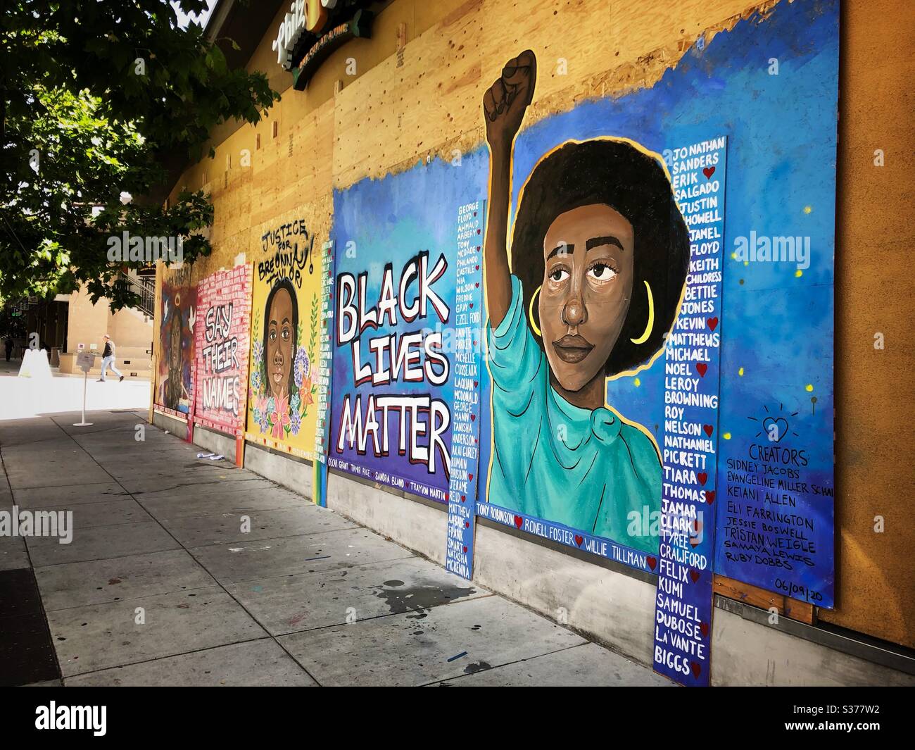 Peintures murales sur les vitrines de dessus de bord pour les vies noires de la matière à Oakland, Californie. Banque D'Images