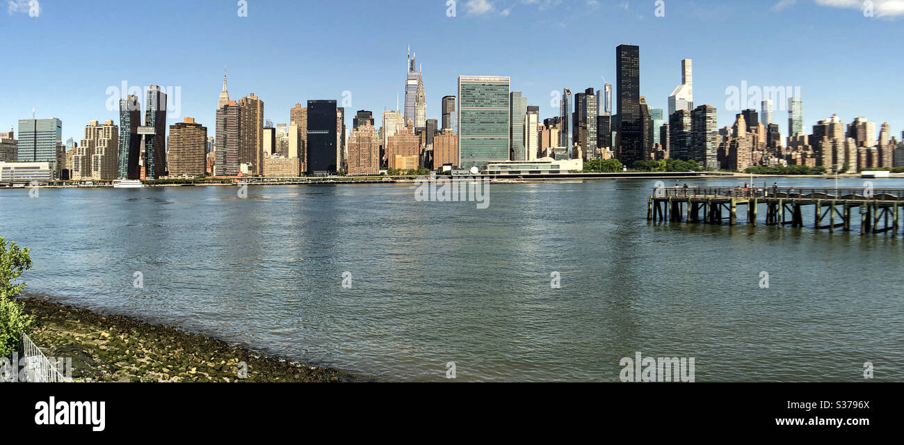 Skyline de Manhattan vu de l'East River, New York, États-Unis d'Amérique - Image de stock capturée avec un smartphone