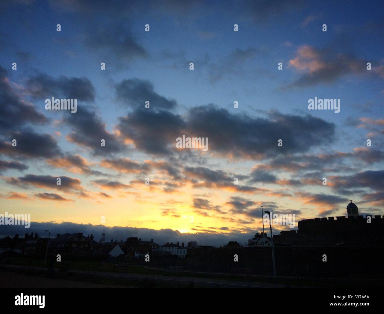 Coucher de soleil sur le château de Deal avec la ville en silhouette, Kent, Royaume-Uni Banque D'Images