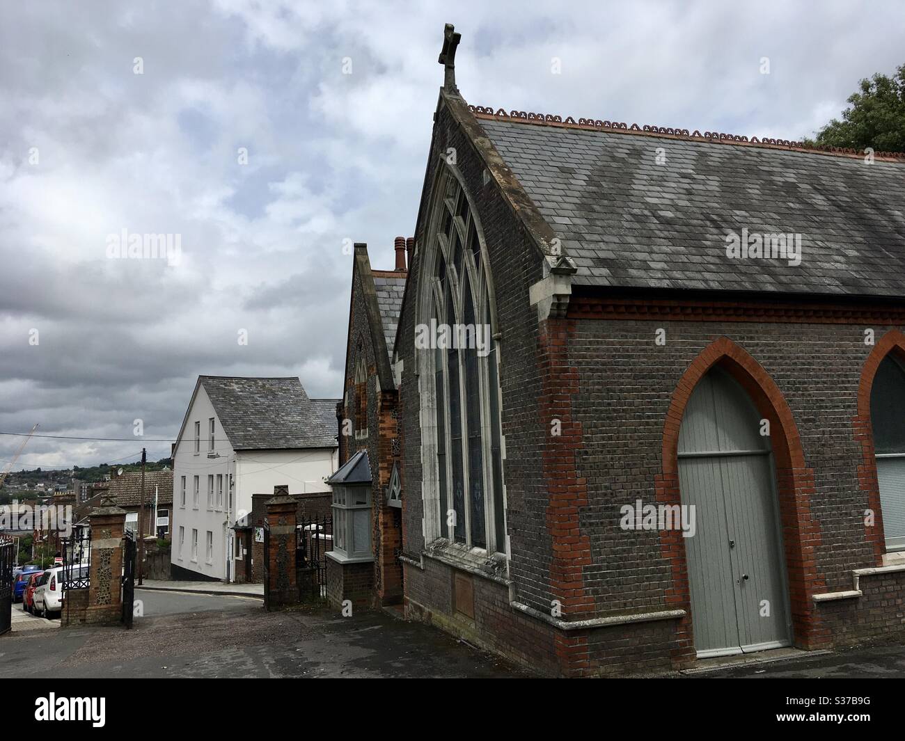 Une chapelle gothique victorienne dans un cimetière sur une colline surplombant Luton - Image de stock capturée avec un smartphone