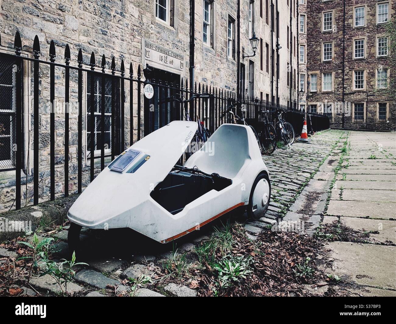 Un Sinclair C5. Un cycle de pédale à assistance électrique développé par Sir Clive Sinclair et présenté au public en 1985. Celui-ci semble être abandonné à Édimbourg, en Écosse. Banque D'Images