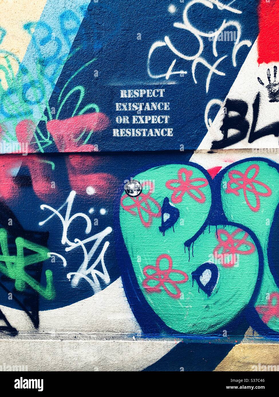 Peintures murales et graffiti en évolution sur les promenades de la Cité de la police de l'est sur Capitol Hill à Seattle Banque D'Images