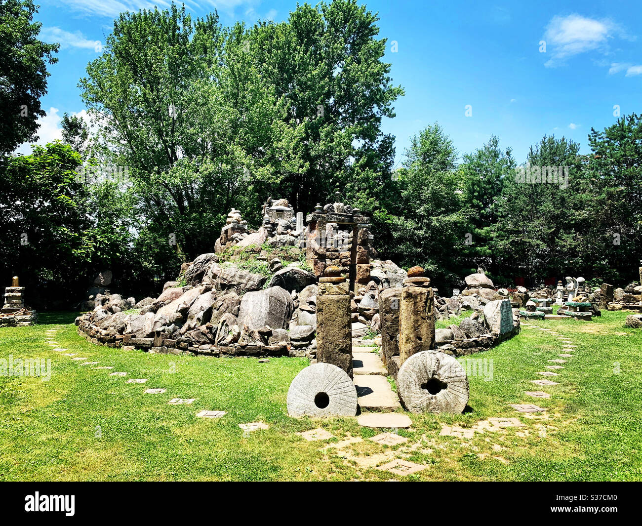 Jardin de roche du Temple de la tolérance à Wapakoneta Ohio au solstice d'été Banque D'Images