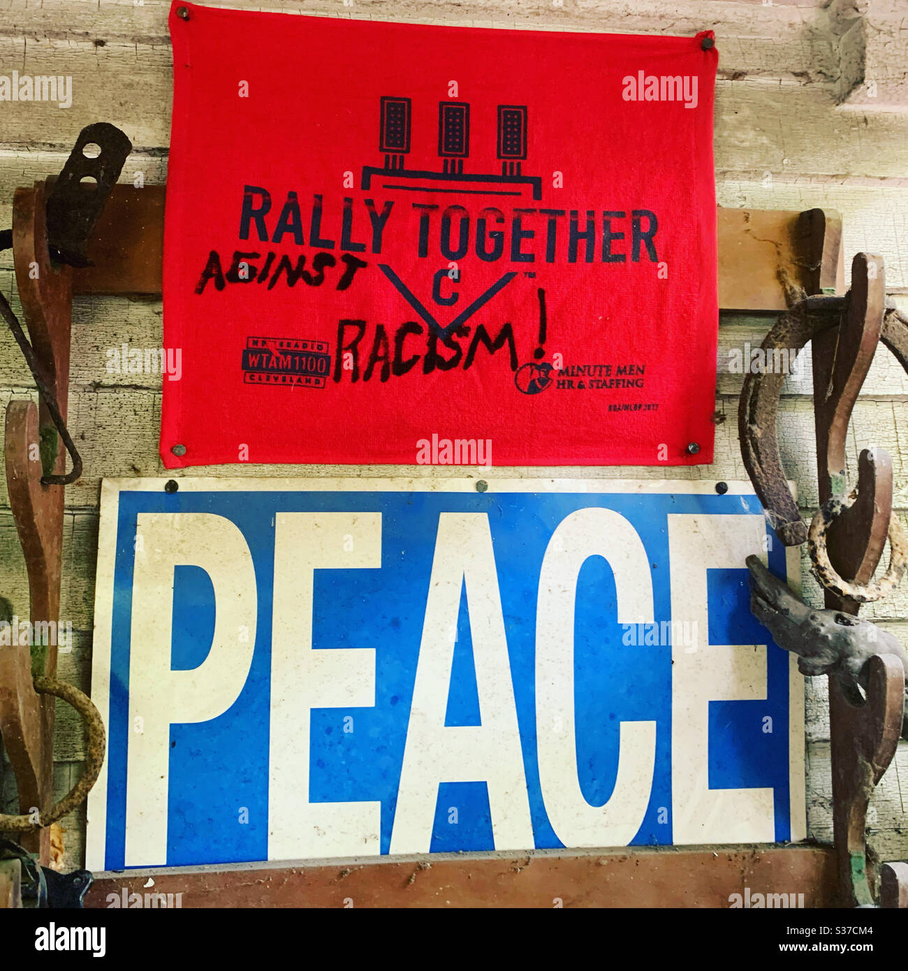 Rassemblement contre le racisme et signe de paix Banque D'Images