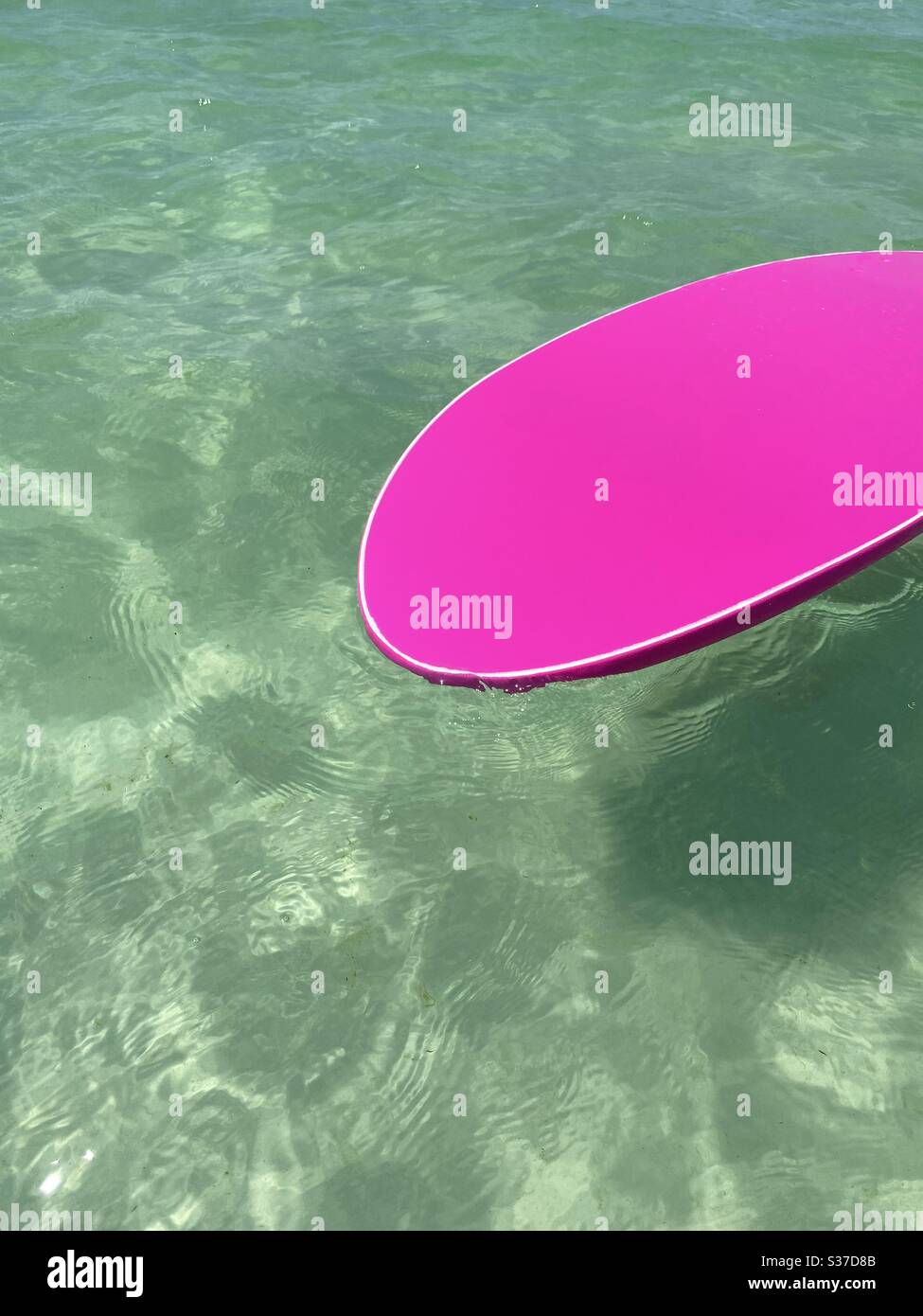 Décor de surf rose vif sur l'eau claire de l'océan - Image de stock capturée avec un smartphone