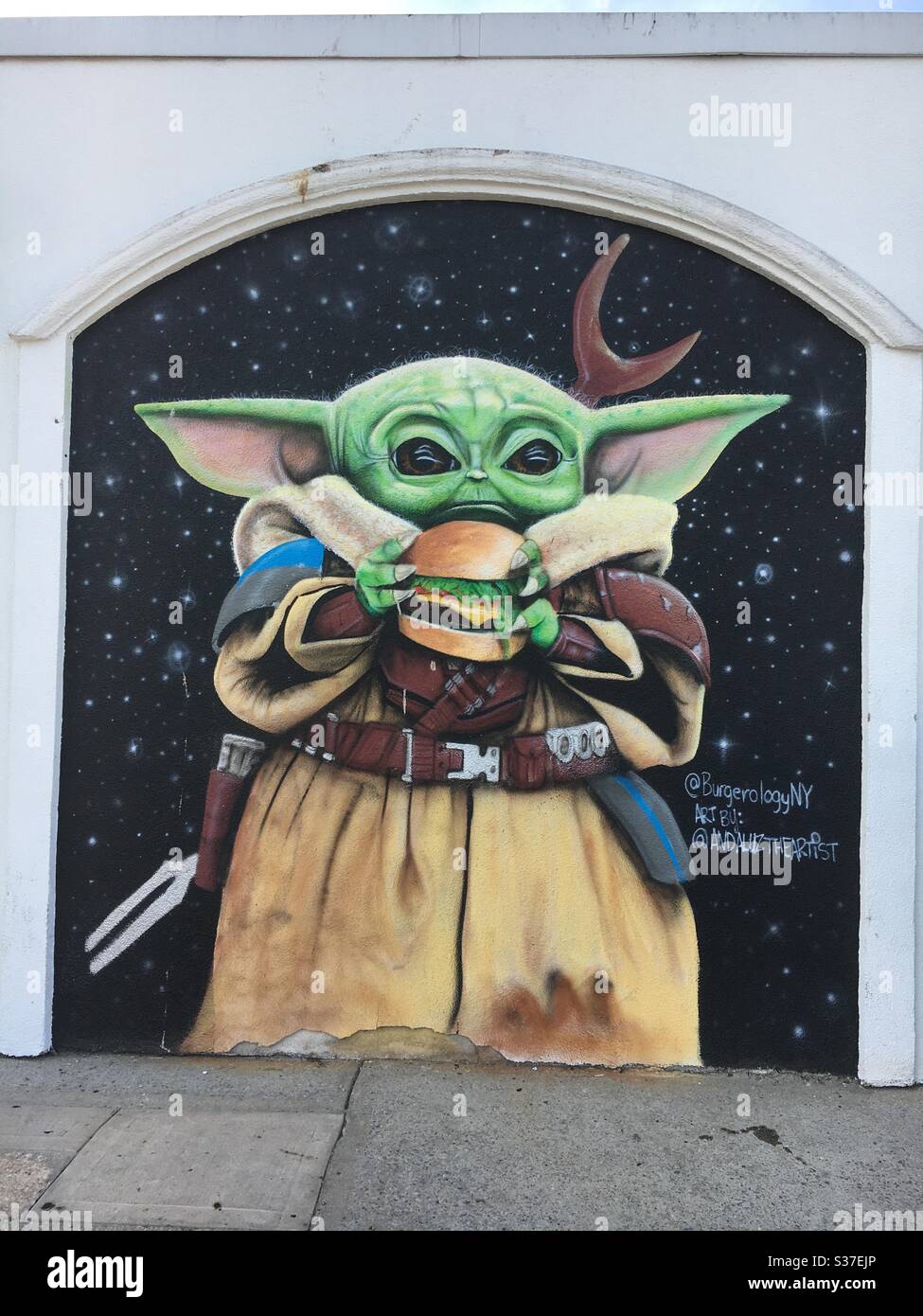 Fresque De Baby Yoda Sur Le Mur Arriere Du Restaurant Burgerology A Huntington New York Photo Stock Alamy