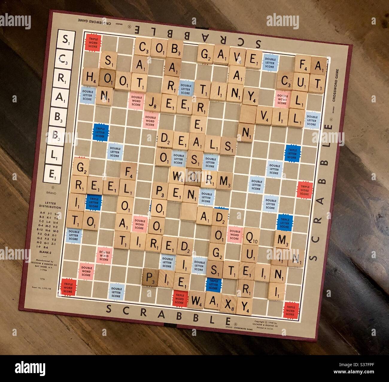 Ils ont fini le jeu de tableau Scrabble en utilisant les lettres faites de tuiles. Banque D'Images