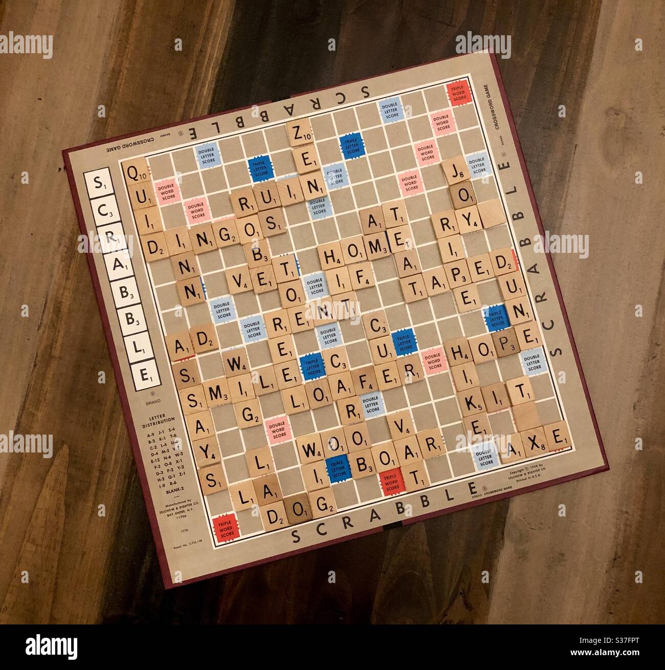 Un jeu de tableau Scrabble terminé utilisant des tuiles de lettres pour créer des mots. Banque D'Images