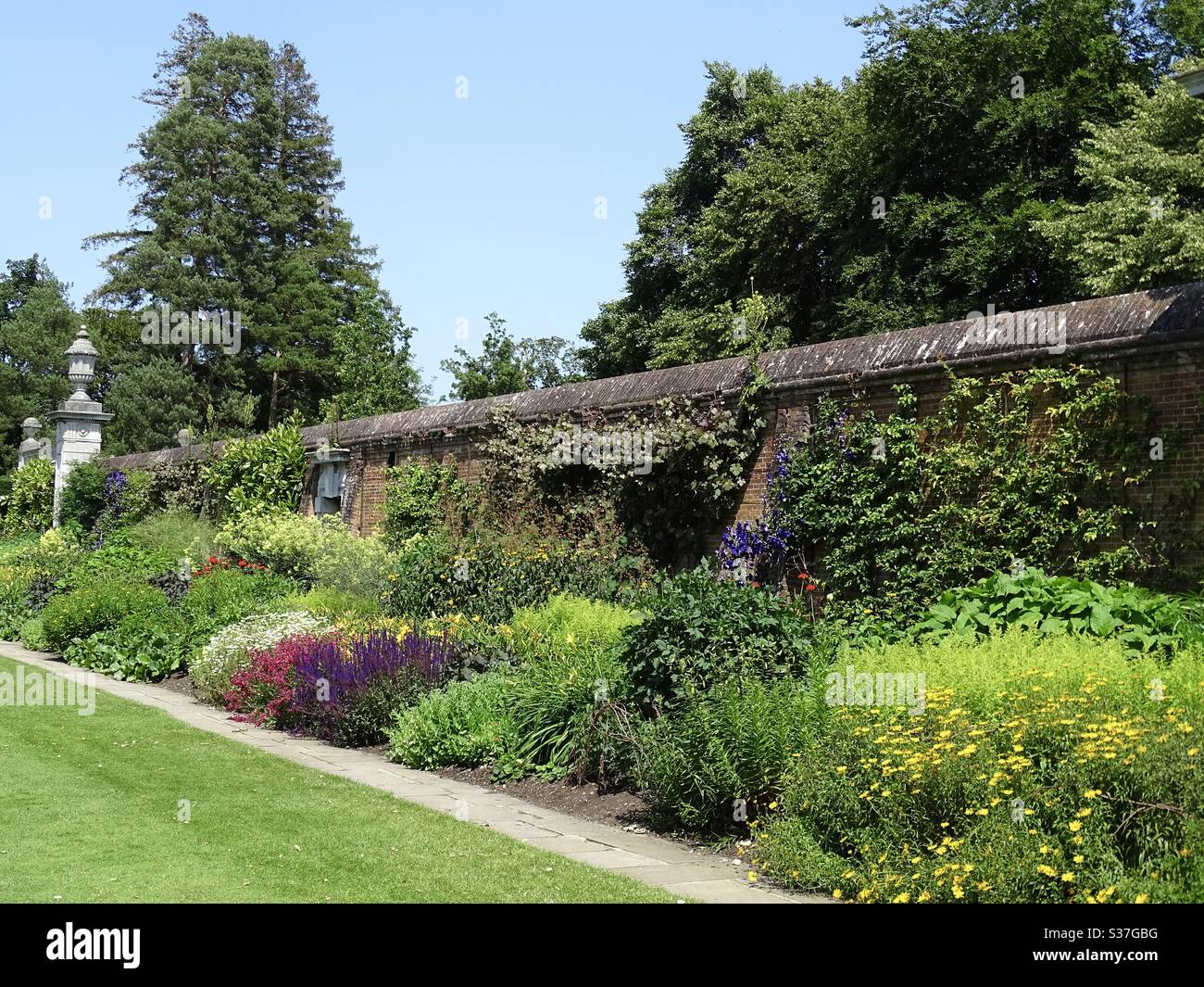 Beaux jardins formels dans la campagne anglaise Banque D'Images