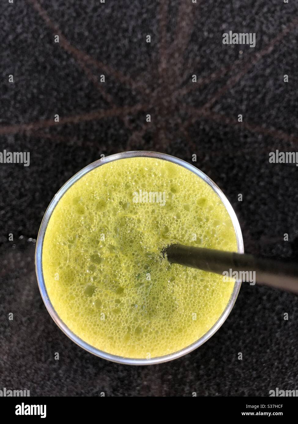 Vue de dessus d'un smoothie au gingembre, aux épinards et aux pommes - Image de stock capturée avec un smartphone