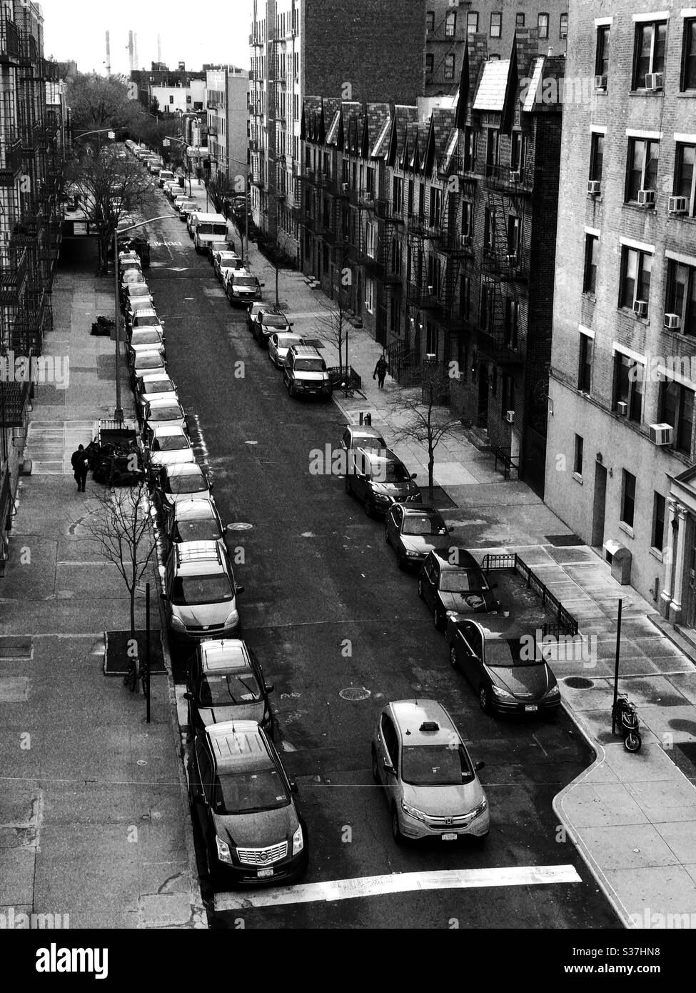 Scène de rue depuis le haut de 39e PL à Queens Blvd à Sunnyside, Queens, New York City Banque D'Images Scène de rue depuis le haut de 39e PL à Queens Blvd à Sunnyside, Queens, New York City Banque D'Images