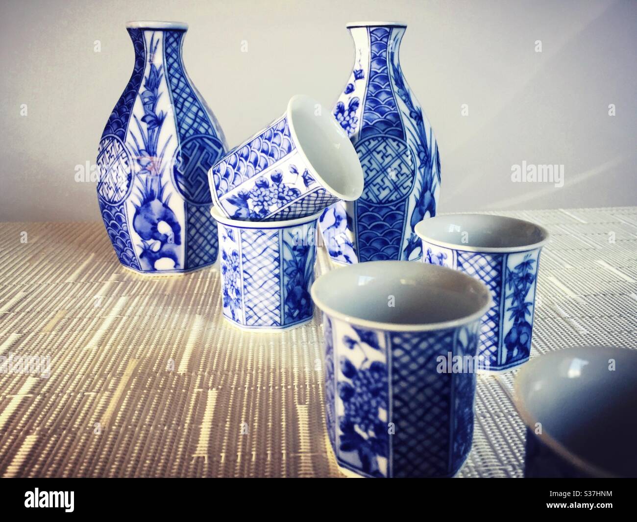 Un service de saké en céramique composé de flacons et de tasses - Image de stock capturée avec un smartphone