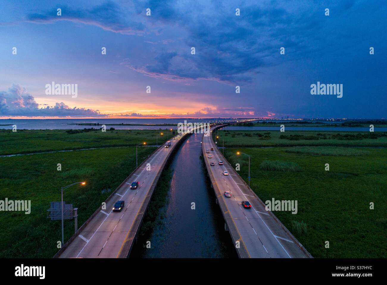 Pont de l'Interstate 10 au-dessus de Mobile Bay au coucher du soleil Banque D'Images