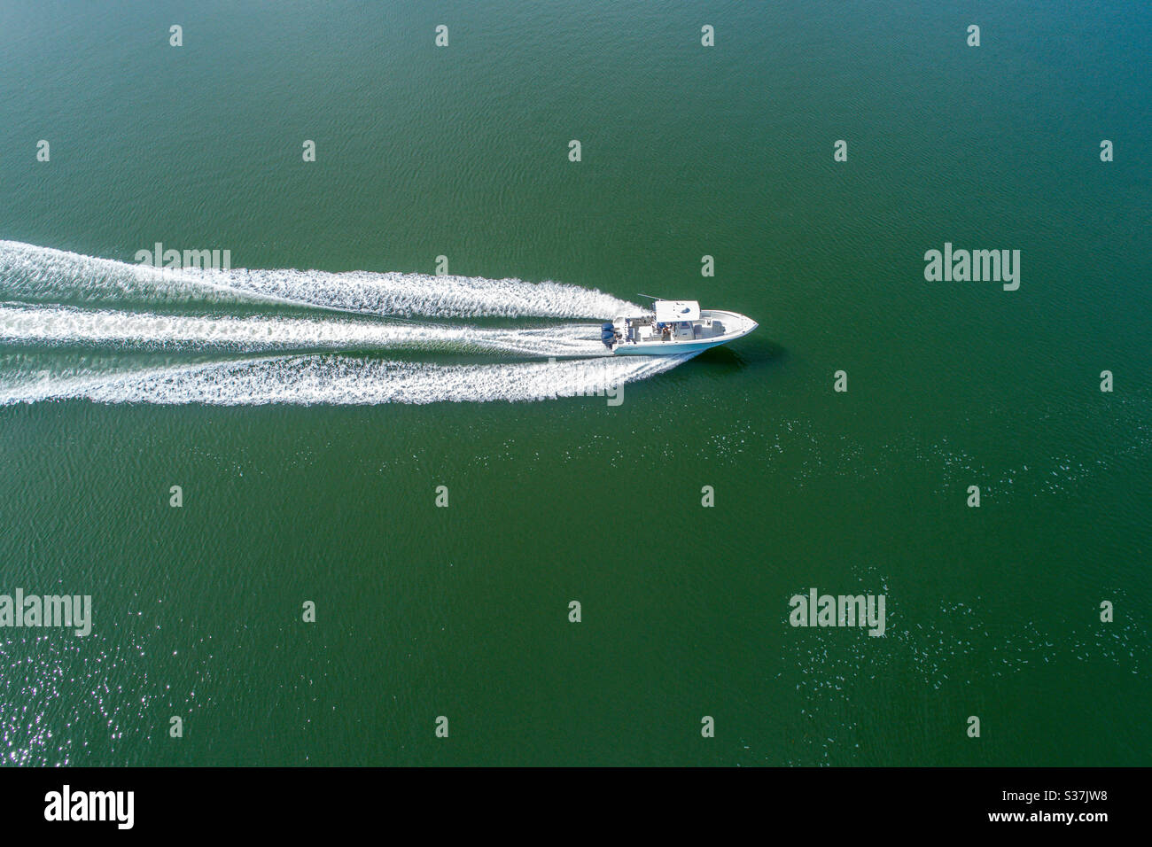 Vue aérienne d'un bateau sur la rivière Ole à Orange Beach, Alabama Banque D'Images
