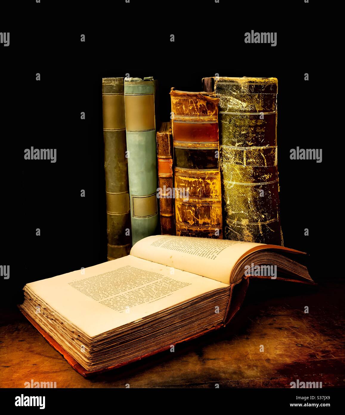 Un Vieux Livre S Ouvre Sur Une Jolie Table En Bois Les Autres Se Tenant Derriere L Arriere Plan Profondement Ombrage Ajoute A L Atmosphere Agreable D Une Etude Les Couleurs Des Epines Se Distinguent Magnifiquement Photo