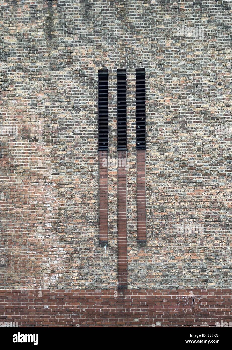 Un évent dans un vieux mur de briques à Greenwich, Londres. Banque D'Images