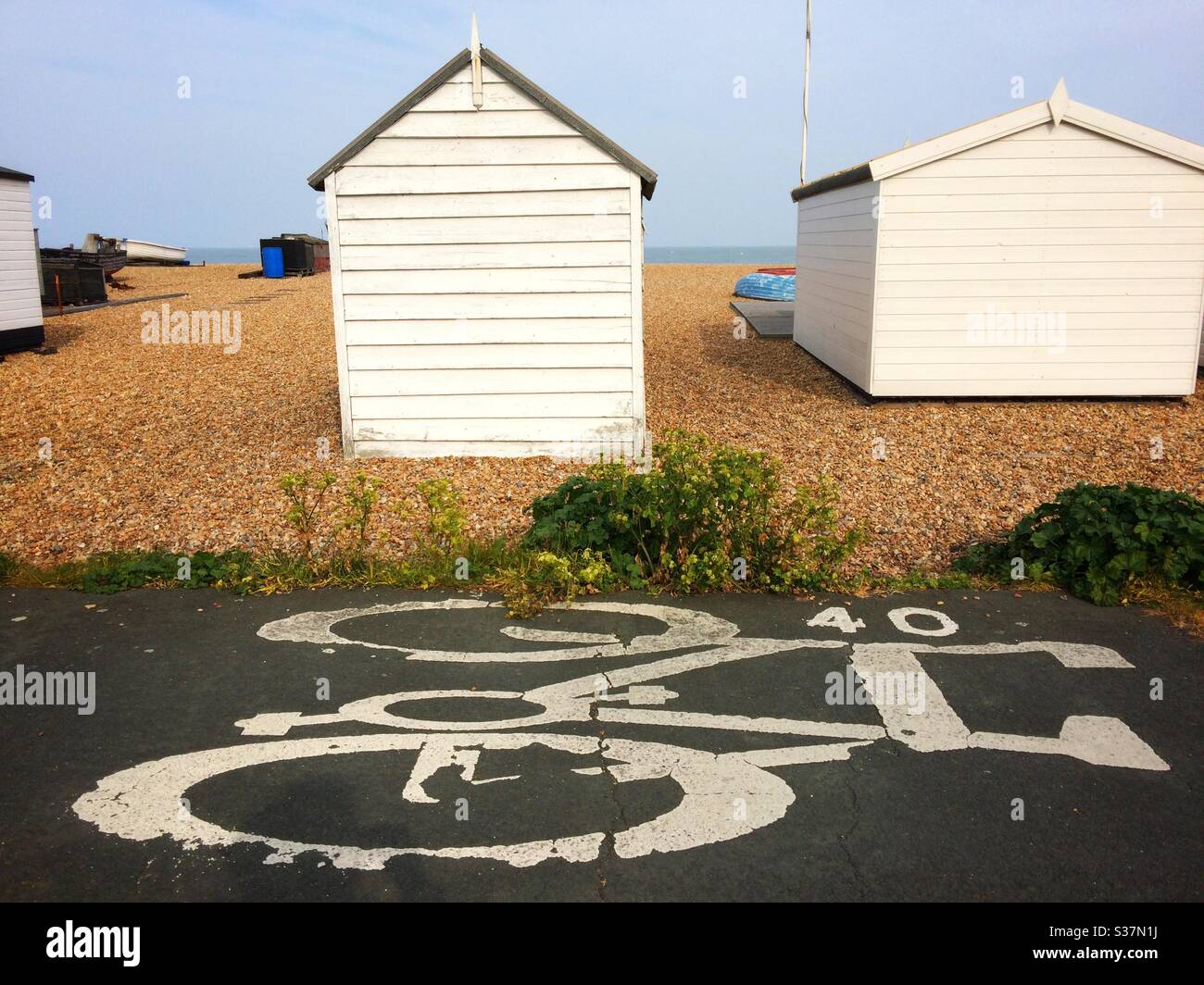 Photo d'un vélo peint en blanc sur la promenade pour montrer le sentier cyclable à côté de la plage à Walmer Deal Kent UK Banque D'Images