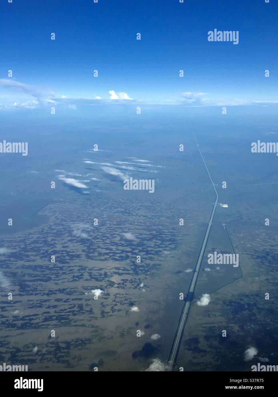 Image aérienne si l'autoroute traverse les Everglades en Floride, États-Unis. Banque D'Images