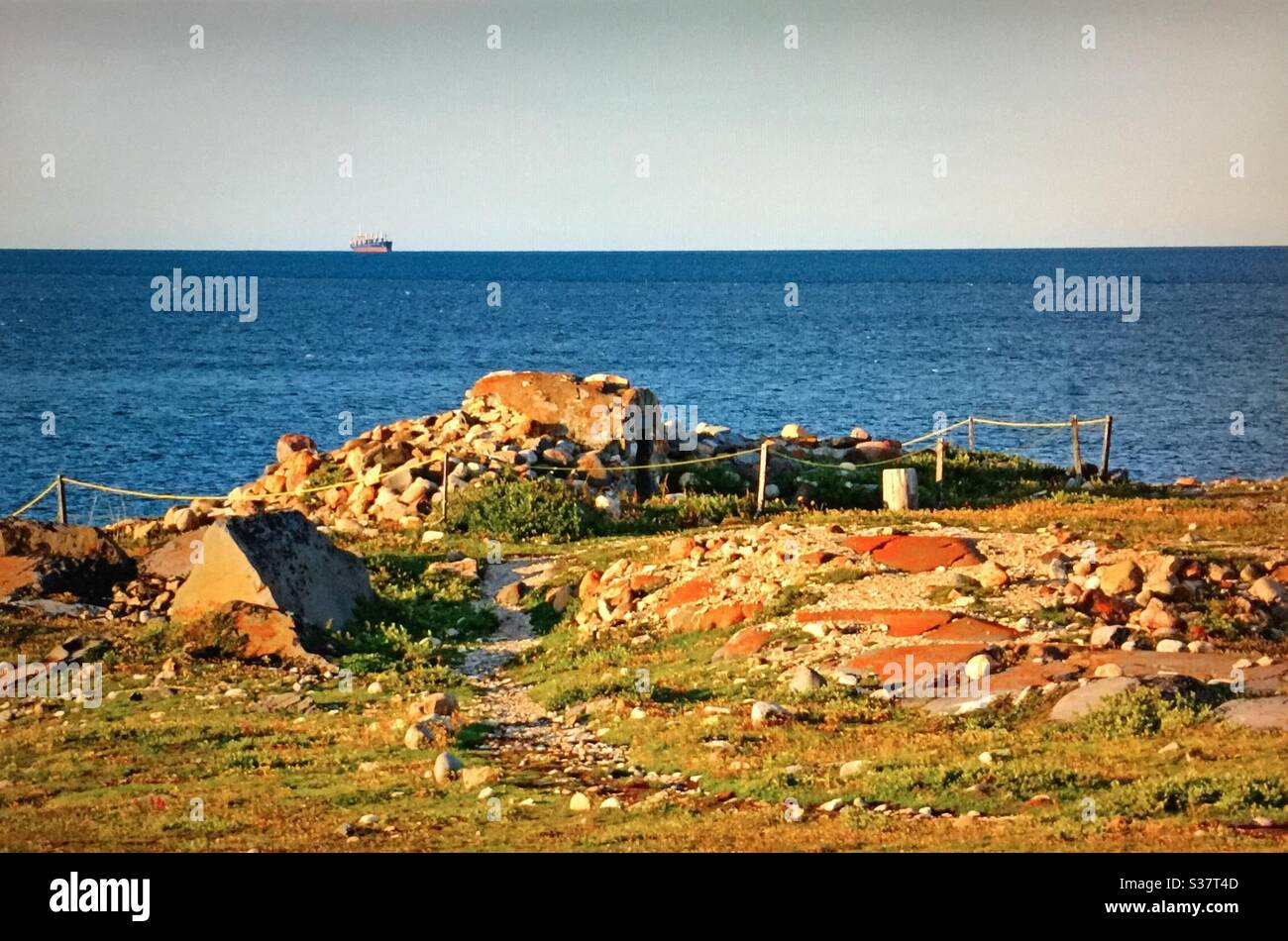 Visitez Churchill, Manitoba, Voyage Manitoba, roche rouge, géologique, lichens, baie d'Hudson, navire, cargo - Image de stock capturée avec un smartphone
