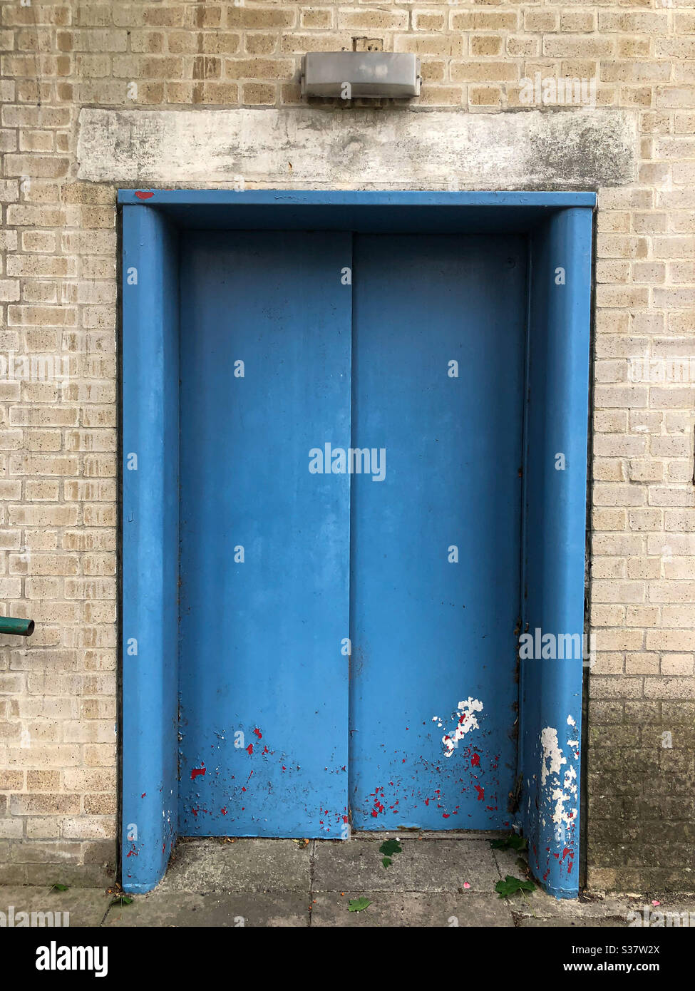 Portes extérieures à un ascenseur avec peinture écaillée ancienne Photo  Stock - Alamy