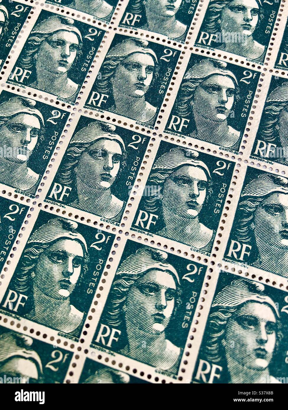 Bloc inutilisé de 40ans / 1950 "Marianne de Gandon" timbre-poste défintif français. Banque D'Images