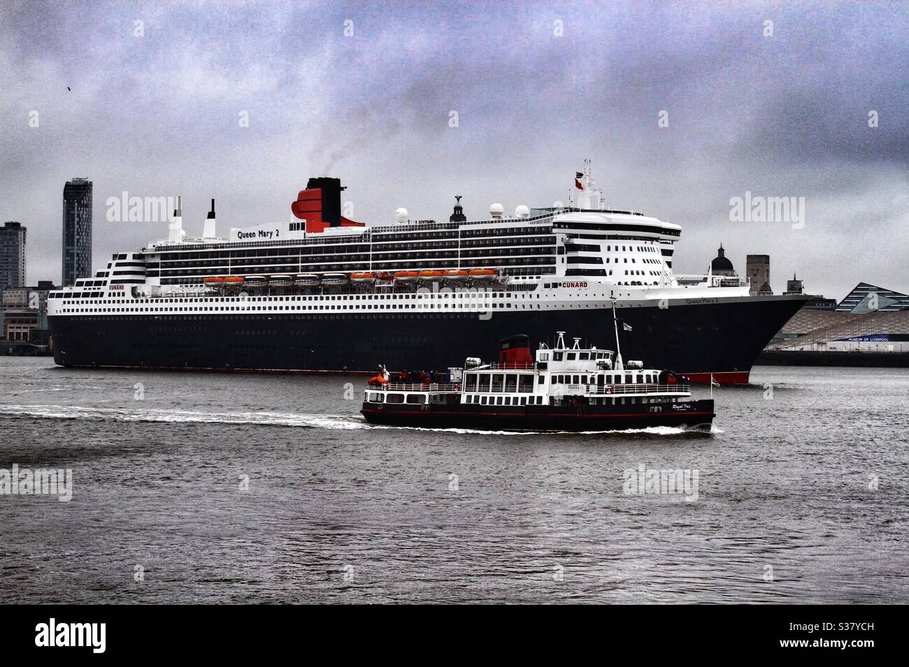 Queen Mary 2 tournant au milieu de la rivière - Image de stock capturée avec un smartphone