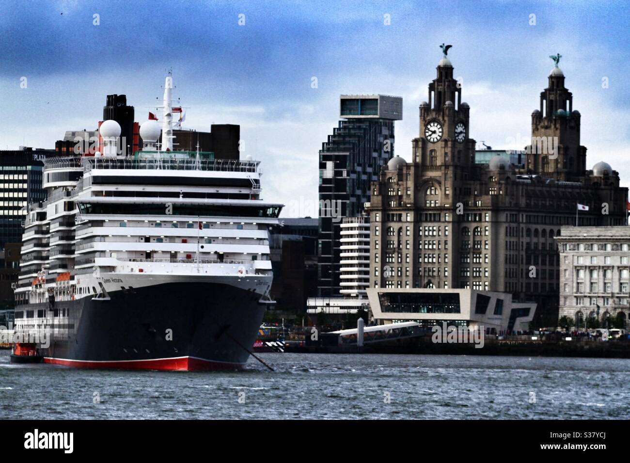 La reine Victoria tourne en face du bâtiment Liverpool - Image de stock capturée avec un smartphone