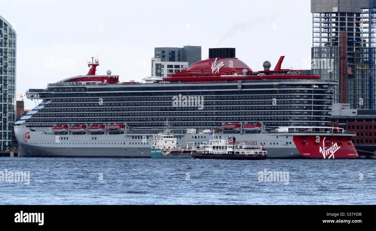 Virgin Voyages nouvelle dame Scarlet arrive à Liverpool - Image de stock capturée avec un smartphone