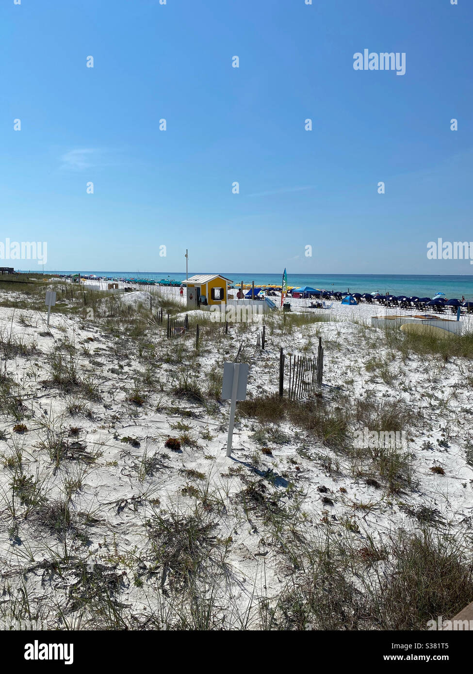 Vue supérieure de la plage de sable blanc de Floride avec parasols et les gens qui profitent d'une journée d'été sur la plage Banque D'Images