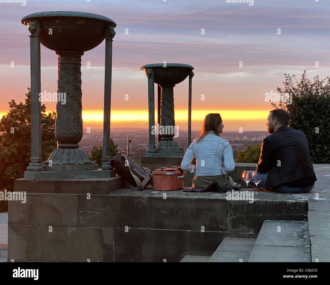 Un couple témoins beau coucher de soleil, mai être à leur date, Stuttgart, Allemagne - Image de stock capturée avec un smartphone