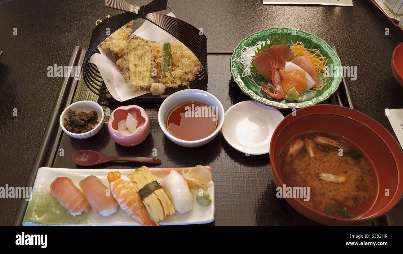 Repas composé de soupe miso, sushi, tempura et sashimi dans un restaurant local à Fujiyoshida, Yamanashi, Japon. Banque D'Images