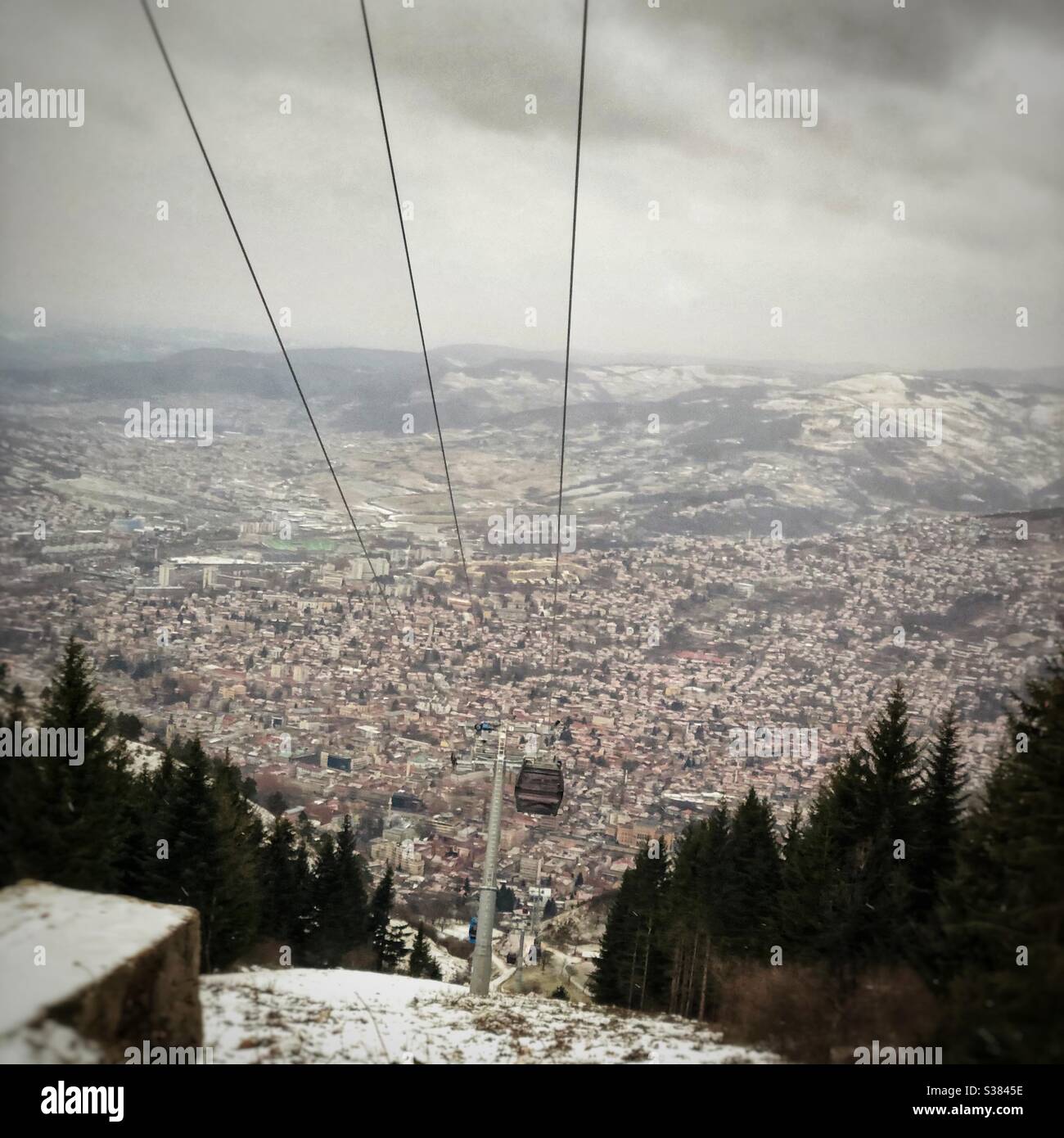 Remontée mécanique au-dessus de Sarajevo en hiver Banque D'Images
