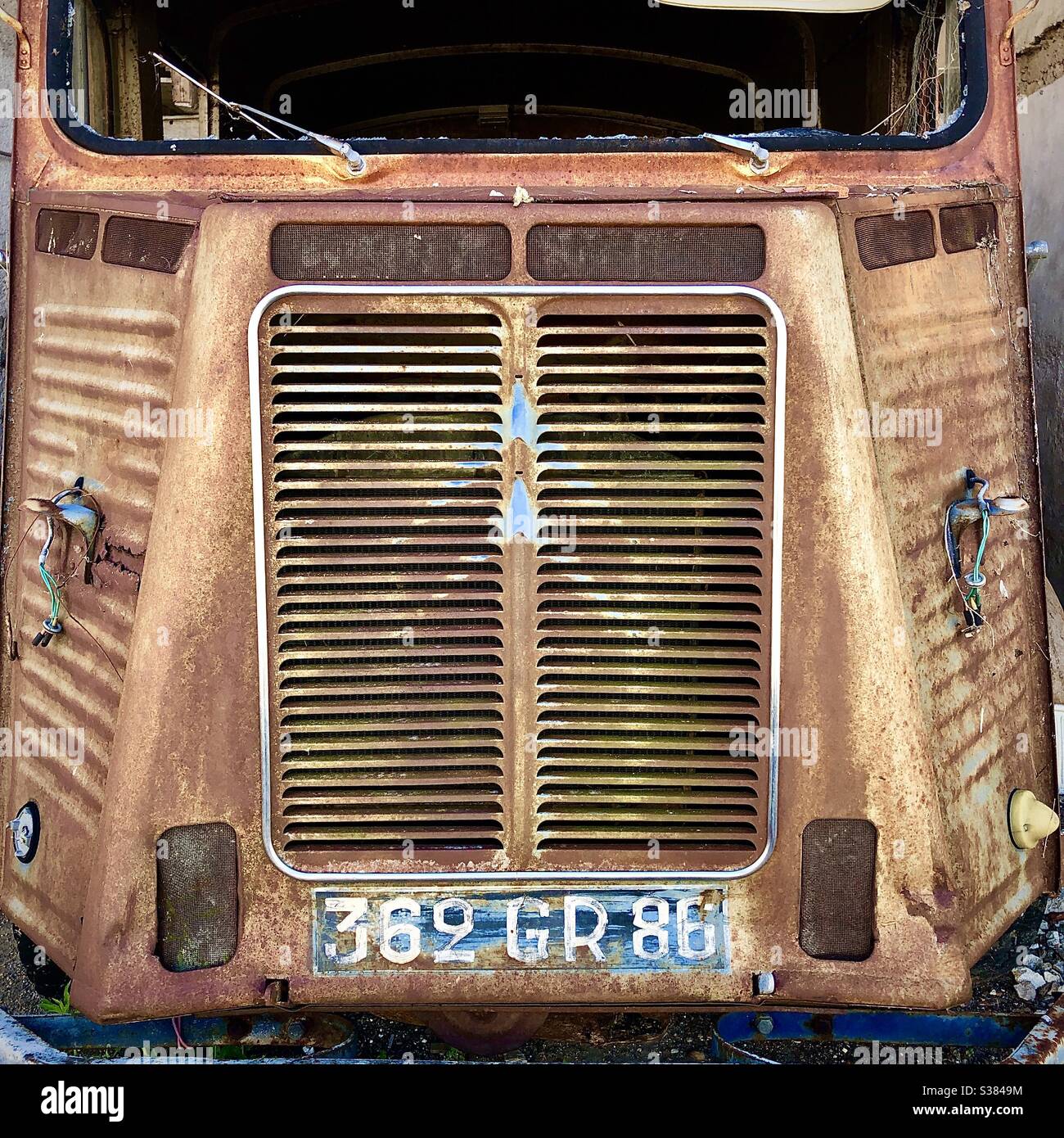 Grille de radiateur de camionnette commerciale de type H Citroën rouillée abandonnée dans une grange française. Banque D'Images