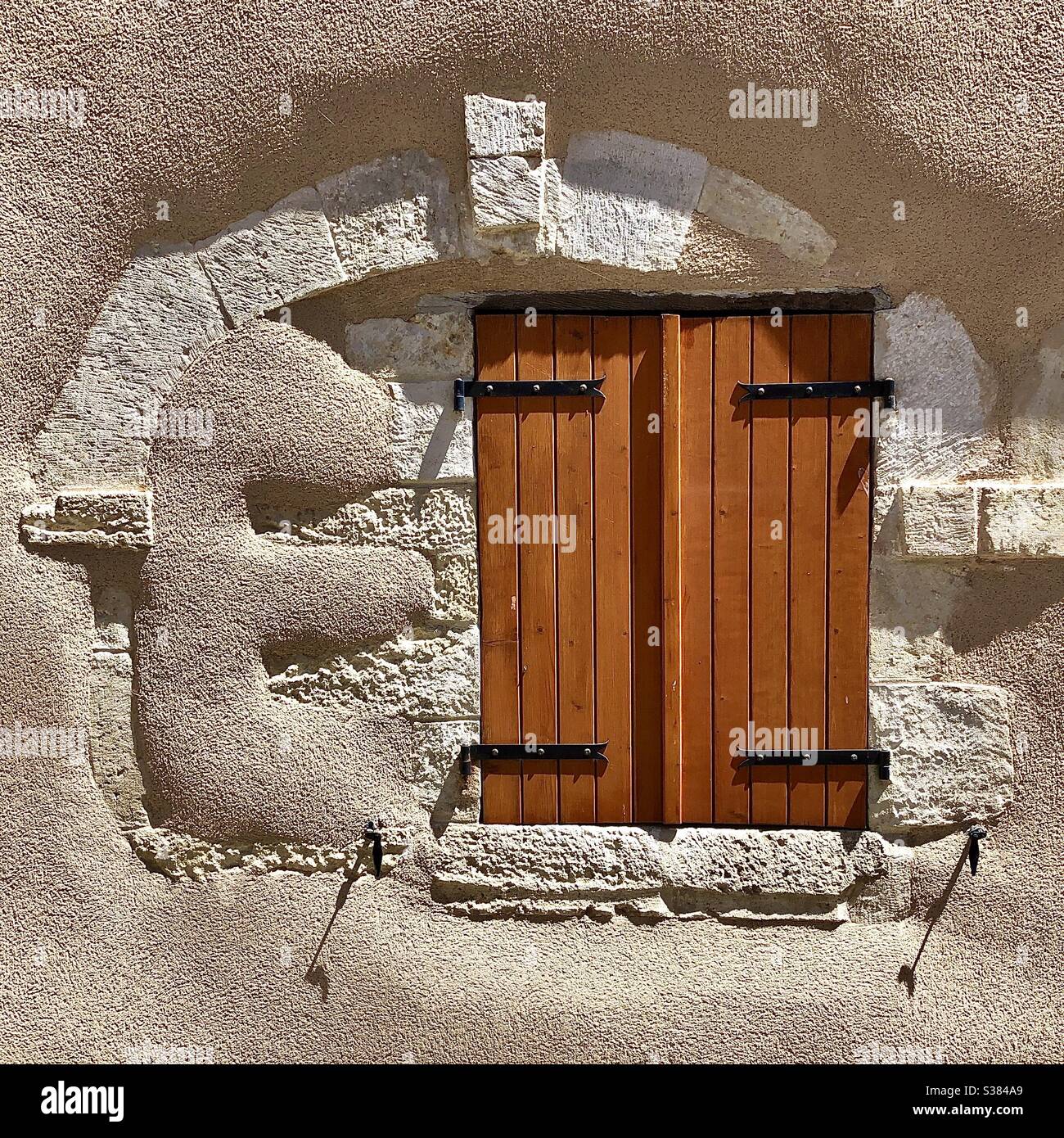 Volets modernes dans l'ancien mur de maison inégal - Bélâbre, Indre, France. Banque D'Images