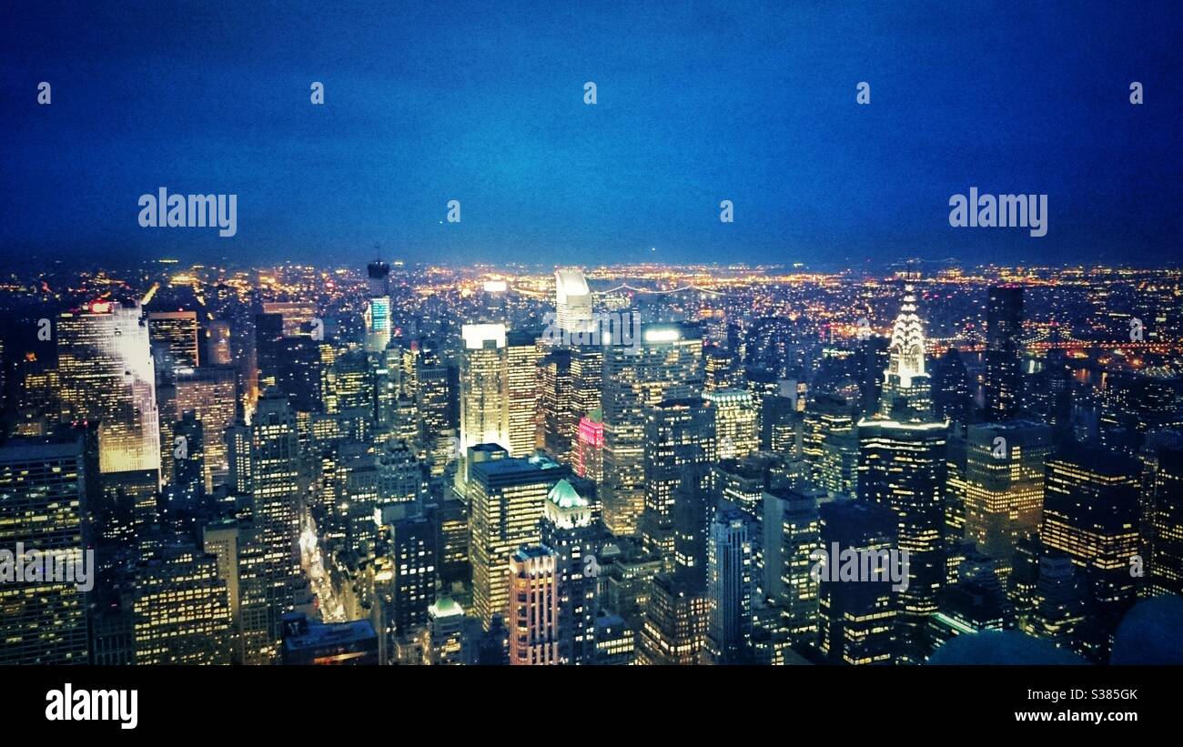 Une photographie de l'horizon de New York la nuit. - Image de stock capturée avec un smartphone
