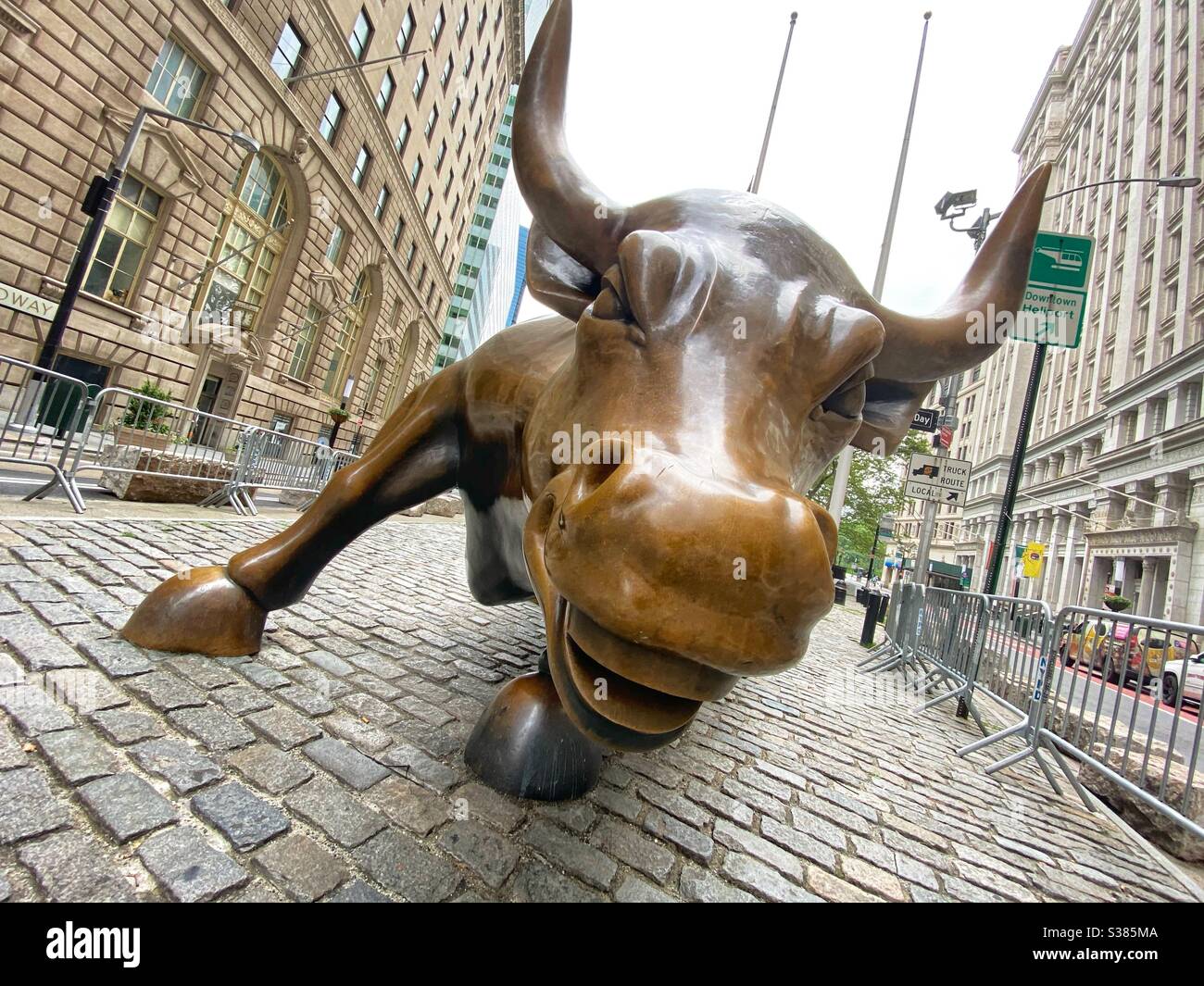 Gros plan de la sculpture de Wall Street Bull dans le bas de Manhattan, New York. Banque D'Images
