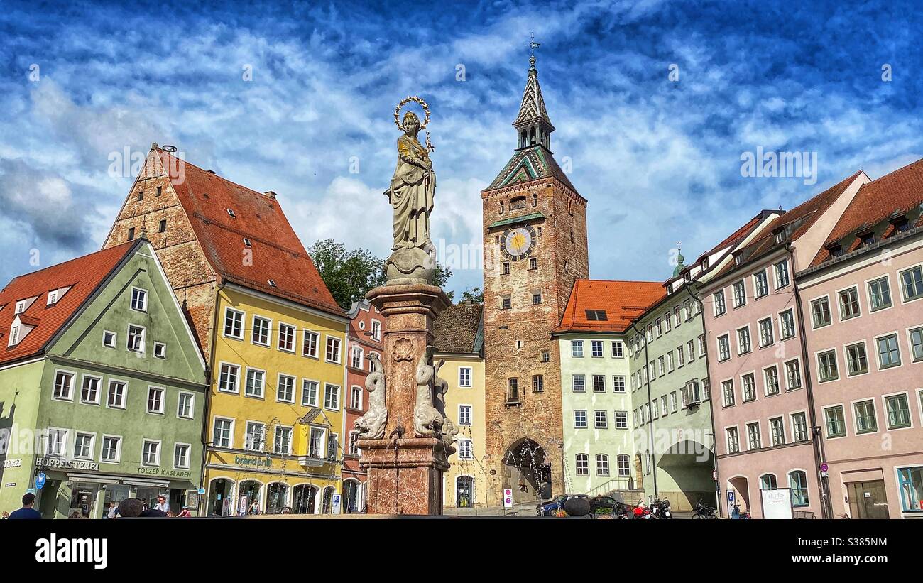 La place principale de Landsberg am Lech Hauptplatz avec la célèbre tour Schmalzturm et la fontaine Marienbrunnen. - Image de stock capturée avec un smartphone