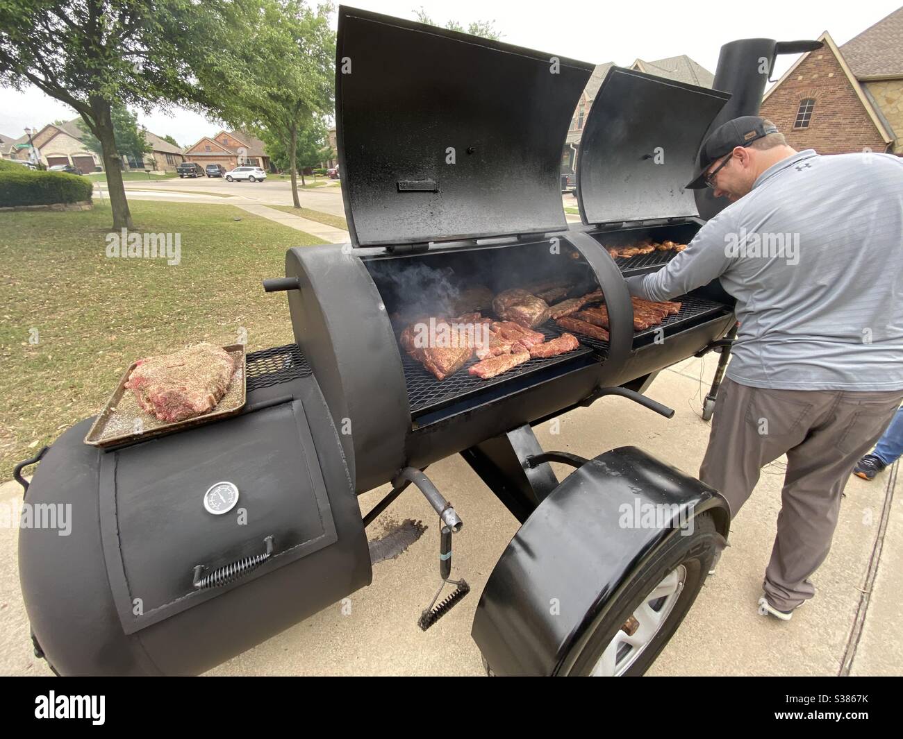 Fumeur avec barbecue Banque D'Images