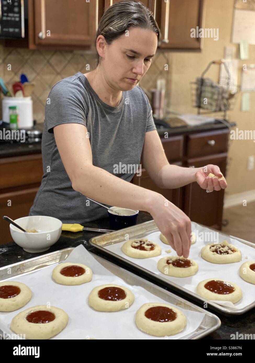 Femme qui cuit des kolaches Banque D'Images