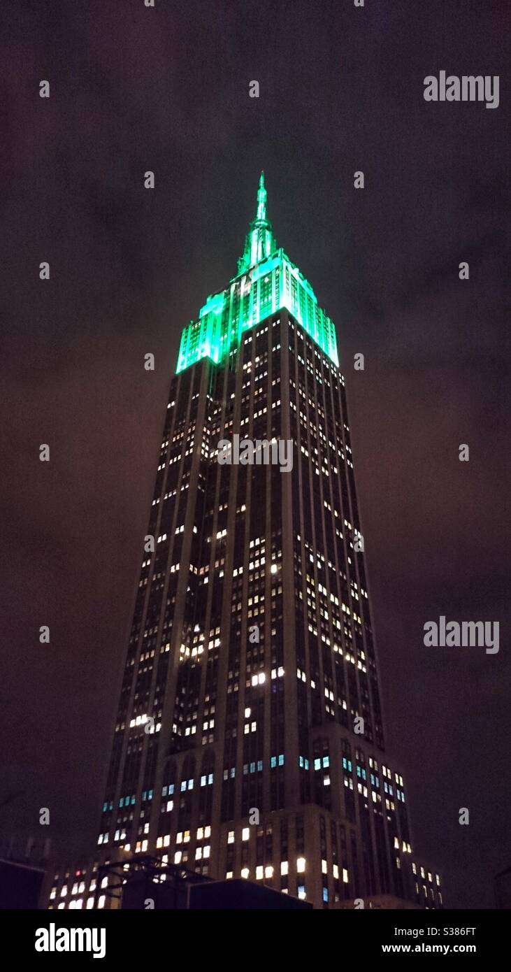 Une photographie de l'Empire State Building la nuit. Éclairage vert. New York. Banque D'Images