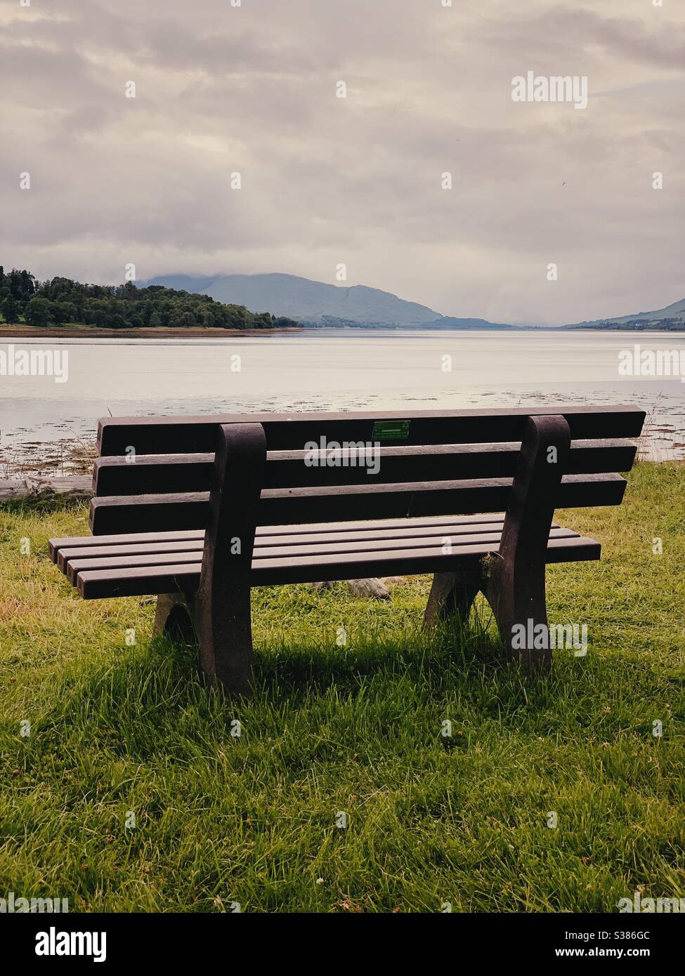 Banc vide surplombant le Loch Eil près de fort William, Highlands of Scotland - Image de stock capturée avec un smartphone