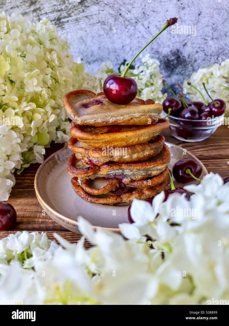 Beignets ou crêpes avec cerises Banque D'Images
