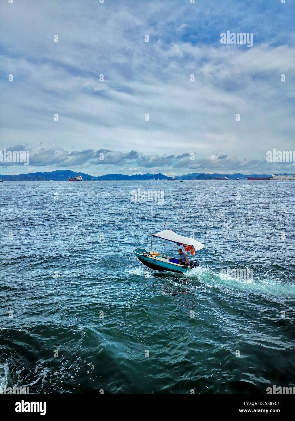 Un petit bateau près de l'île Lamma à Hong Kong. Banque D'Images